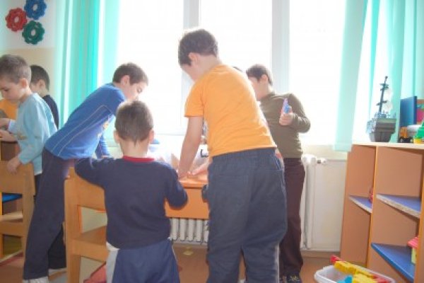 Peste 70 de copii din centrele de plasament petrec Paștele în sânul unei familii